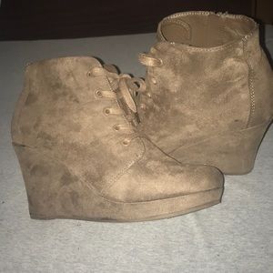 Serenity Beige suede 10M wedge bootie